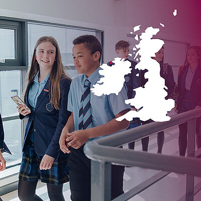 Eine Gruppe Schüler und Schülerinnen in Uniform, darüber die Grafik einer Karte des Vereinigten Königreichs und der Titel der Reihe "Press Pause!"