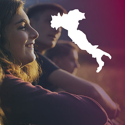 Eine Gruppe Jugendlicher sitzt nebeneinander, darüber die Grafik einer Karte von Italien und der Titel der Reihe "Press Pause!"