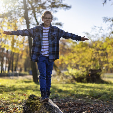 Teenager genießt die Herbstnatur