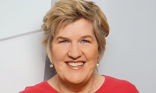 Portrait von Lachtrainerin Carmen Goglin.