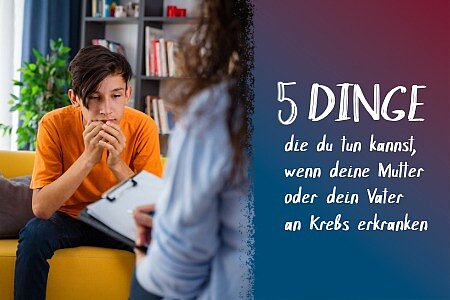 Ein Junge sitzt nachdenklich auf einem Sofa und spricht mit einer beratenden Person. Daneben steht der Text: „5 Dinge, die du tun kannst, wenn deine Mutter oder dein Vater an Krebs erkranken“.