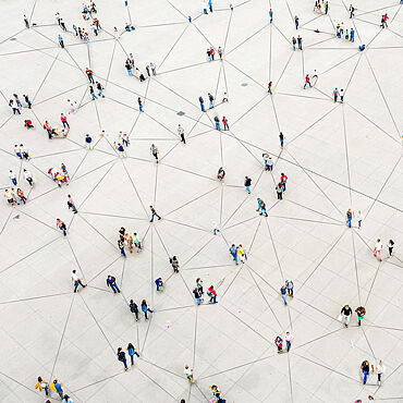 Menschen, von weit oben fotografiert, die mit einem Liniennetz verbunden sind