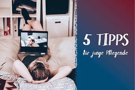 Eine Person liegt auf dem Bett mit einem Laptop auf dem Bauch, auf dem ein Video abgespielt wird, daneben der Titel der Reihe "5 Tipps"