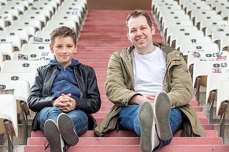 Vater und Sohn im Fussballstadion